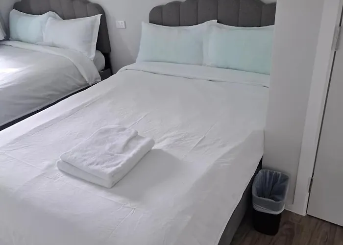 5 Double Beds In 1 Bedroom And 1 Lounge Apartment *