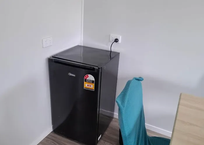 5 Double Beds In 1 Bedroom And 1 Lounge