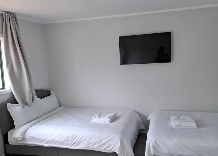 5 Double Beds In 1 Bedroom And 1 Lounge Apartment Rotorua