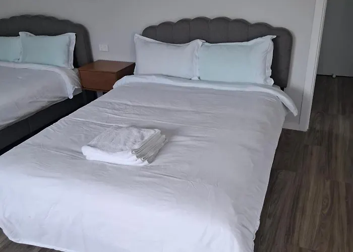 Apartment 5 Double Beds In 1 Bedroom And 1 Lounge *
