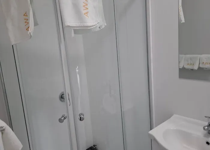 5 Double Beds In 1 Bedroom And 1 Lounge Apartment *