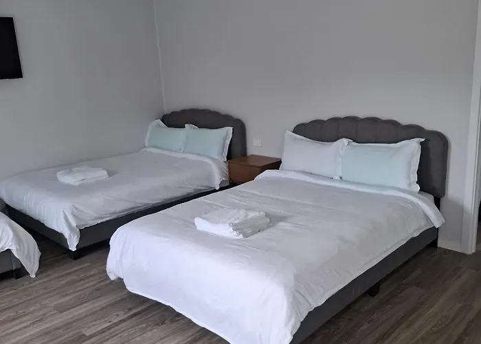 5 Double Beds In 1 Bedroom And 1 Lounge