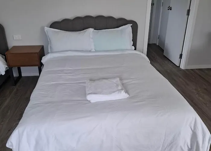 5 Double Beds In 1 Bedroom And 1 Lounge Apartment *